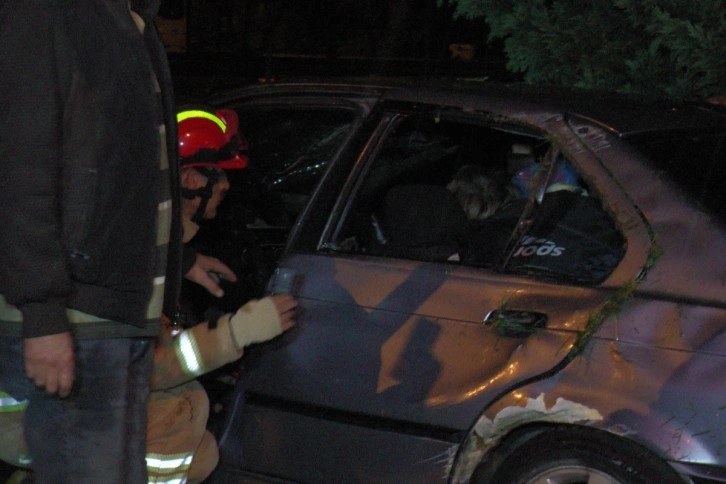 Islak zeminde kontrolden çıkan otomobil ağaçlık alana uçtu