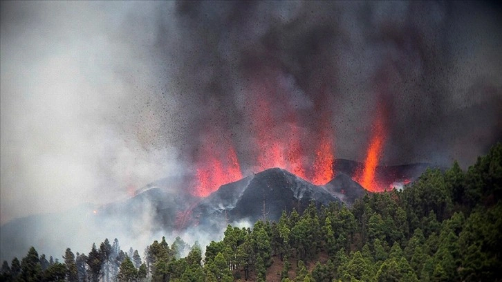 İspanya'nın Kanarya Adaları'ndaki La Palma Yanardağı faaliyete geçti