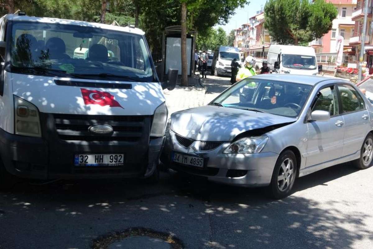 Isparta'da 2 otomobil ile kamyonet çarpıştı: 4 yaralı