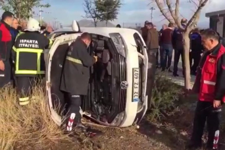 Isparta’da otomobil boş araziye uçtu: 2 yaralı