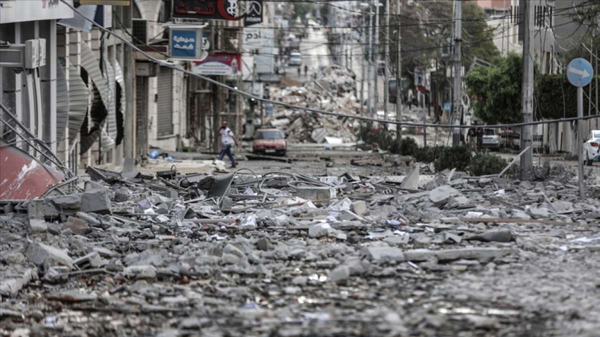 İsrail Gazze'de bir cami ile 12 sivil yerleşim alanını bombaladı