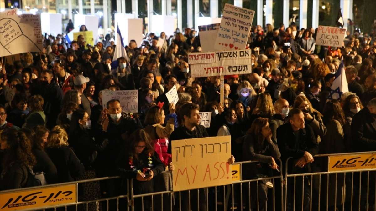 İsrail'de Kovid-19 aşısı ve aşı olanlara yeşil pasaport verilmesi uygulaması protesto edildi