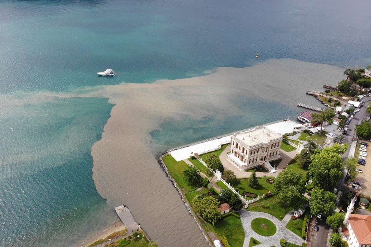 İstanbul Boğazı çamura bulandı