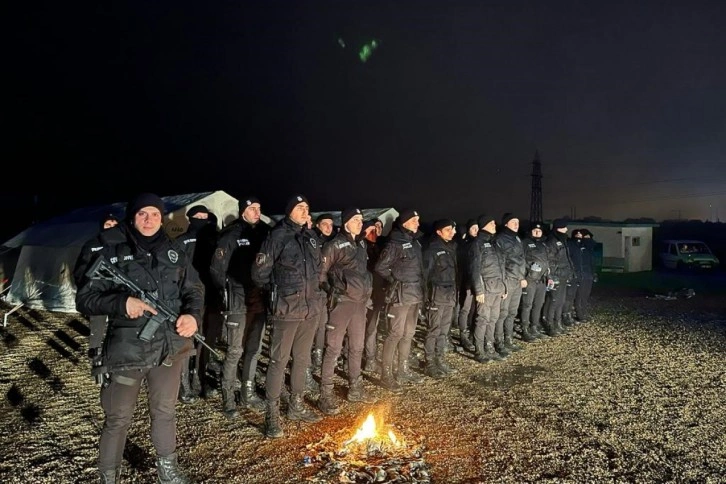 İstanbul polisi 3 yaşındaki kız çocuğunu enkazdan böyle çıkardı