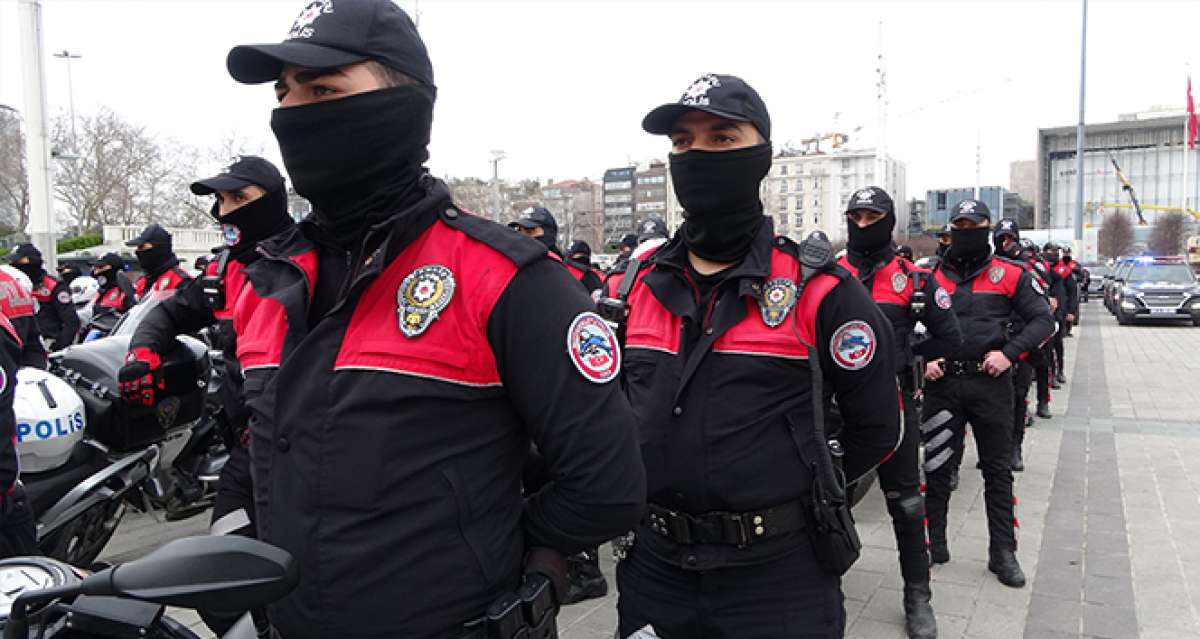 İstanbul polisinden gövde gösterisi: Turistler hayranlıkla izledi