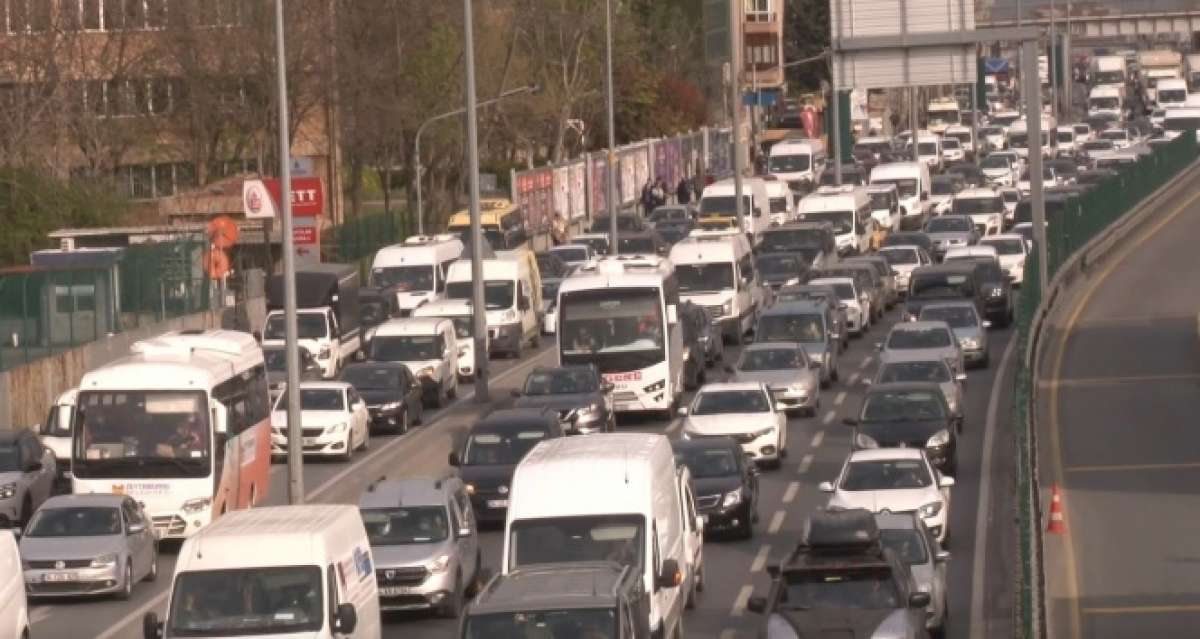 İstanbul trafiğinde yoğunluk, yüzde 63 seviyelerine yükseldi