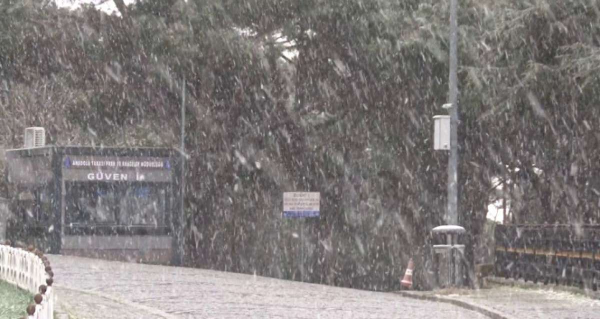 İstanbul'da beklenen kar yağışı etkili oldu: Lapa lapa kar yağdı