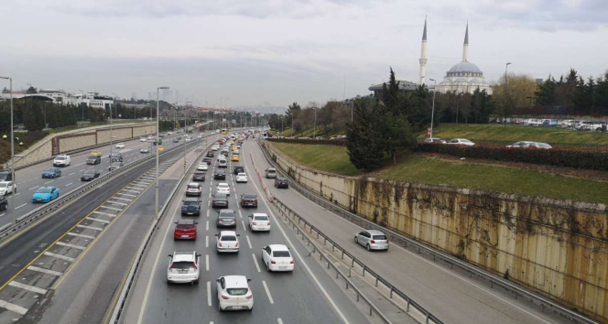 İstanbul'da cumartesi günü kısıtlamanın kalkmasıyla trafik yoğunluğu oluştu