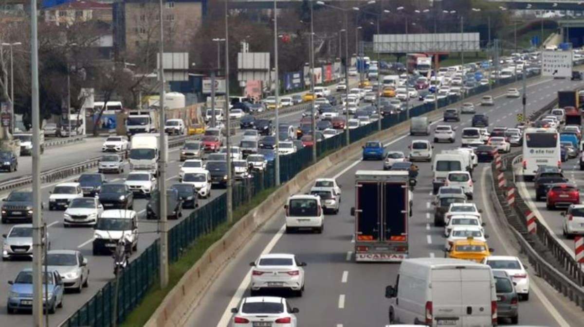 İstanbul'da hafta sonu kısıtlaması öncesi trafik yoğunluğu yüzde 70'e ulaştı