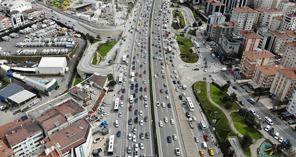 İstanbul'da hafta sonu kısıtlaması öncesi trafik yüzde 70'e ulaştı