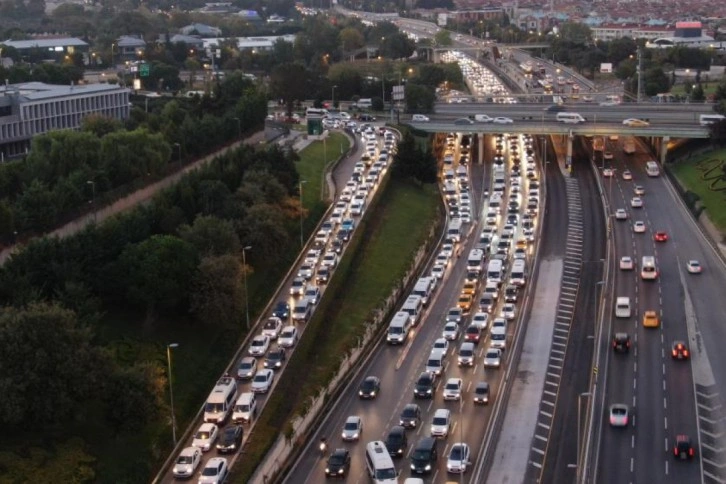 İstanbul’da haftanın ilk iş gününde trafik yoğunluğu erken başladı