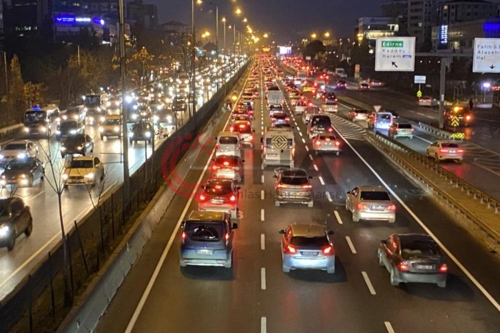 İstanbul'da haftanın ilk iş gününde trafik yoğunluğu oluştu