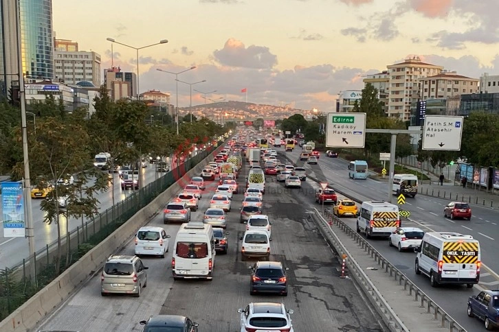 İstanbul’da haftanın son iş gününde trafik oluştu