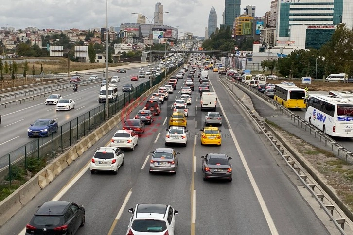 İstanbul’da haftanın son iş gününde trafik yoğunluğu