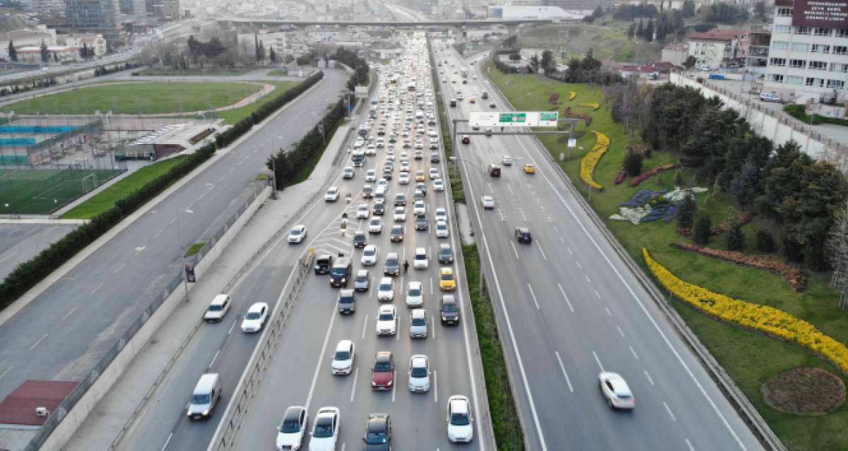 İstanbul'da ilk sahur öncesi yaşanan trafik yoğunluğu havadan görüntülendi