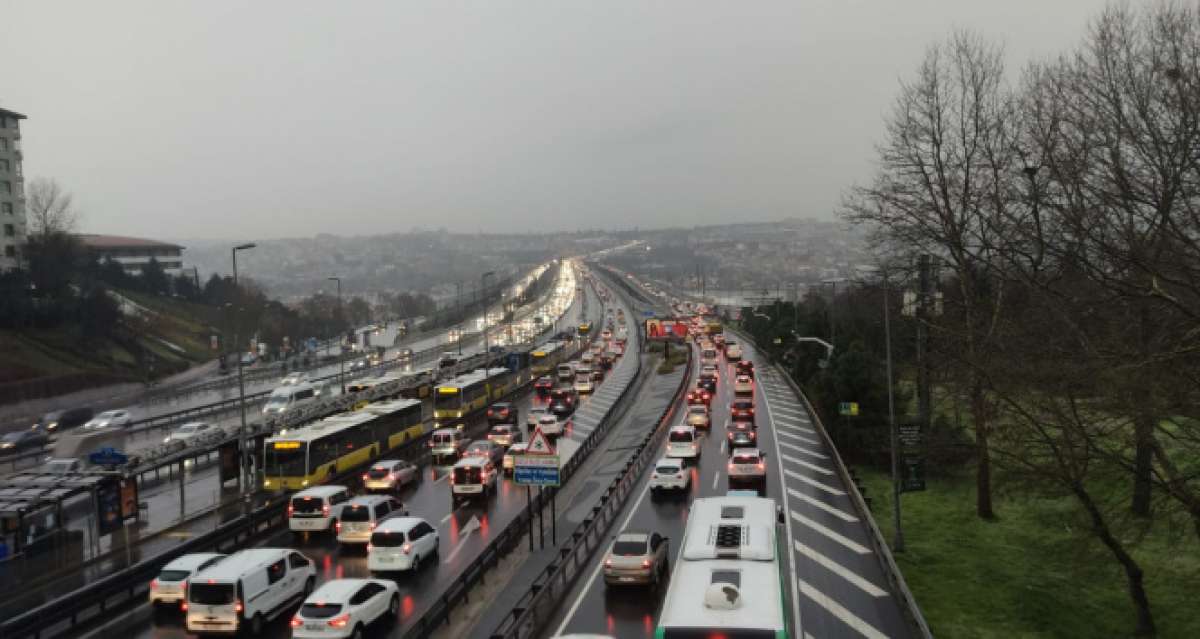 İstanbul'da kar yağışı trafiği durma noktasına getirdi