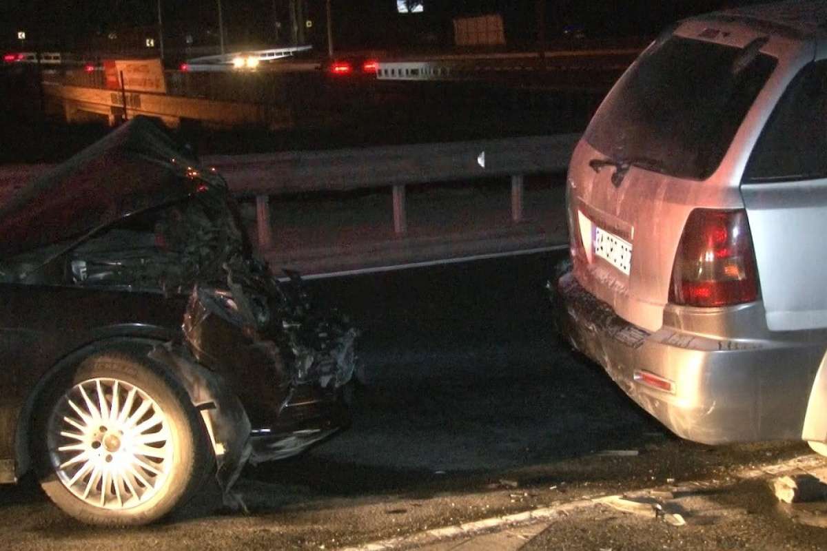 İstanbul'da korku dolu anlar! Bariyerlere çarpan araç alev aldı