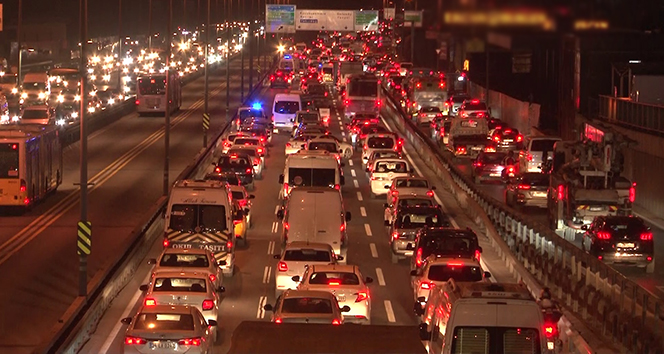 İstanbul'da mesai çıkışında trafik yoğunluğu