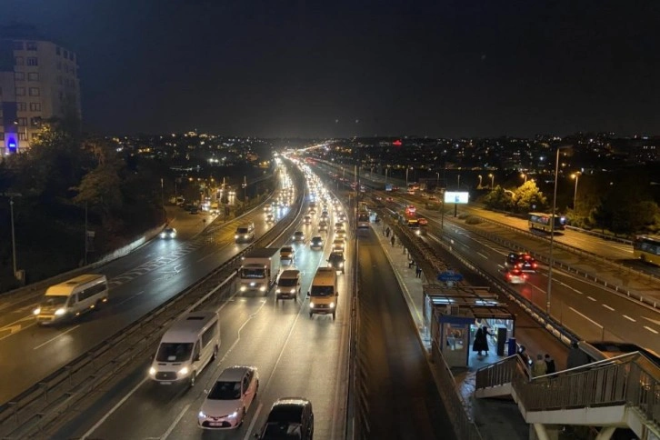 İstanbul’da okullar açıldı, trafik yoğunluğu başladı