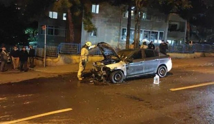 İstanbul'da park halindeki araç küle döndü