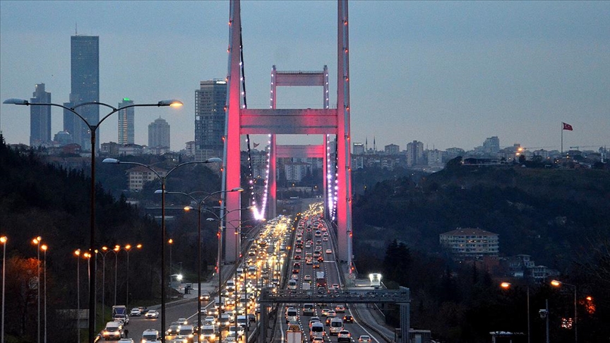 İstanbul'da sokağa çıkma kısıtlaması öncesi trafik yoğunluğu