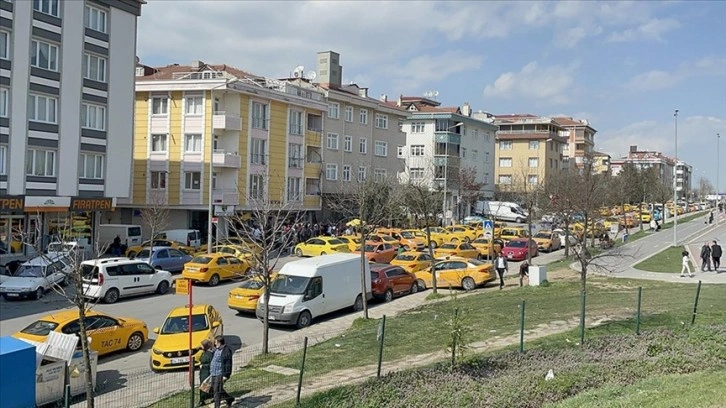 İstanbul'da taksimetre güncellemek isteyen taksiciler uzun kuyruklar oluşturdu