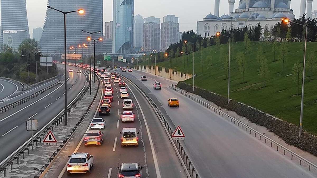 İstanbul'da 'tam kapanma' öncesinde şehir dışına çıkmak isteyenler nedeniyle trafik y