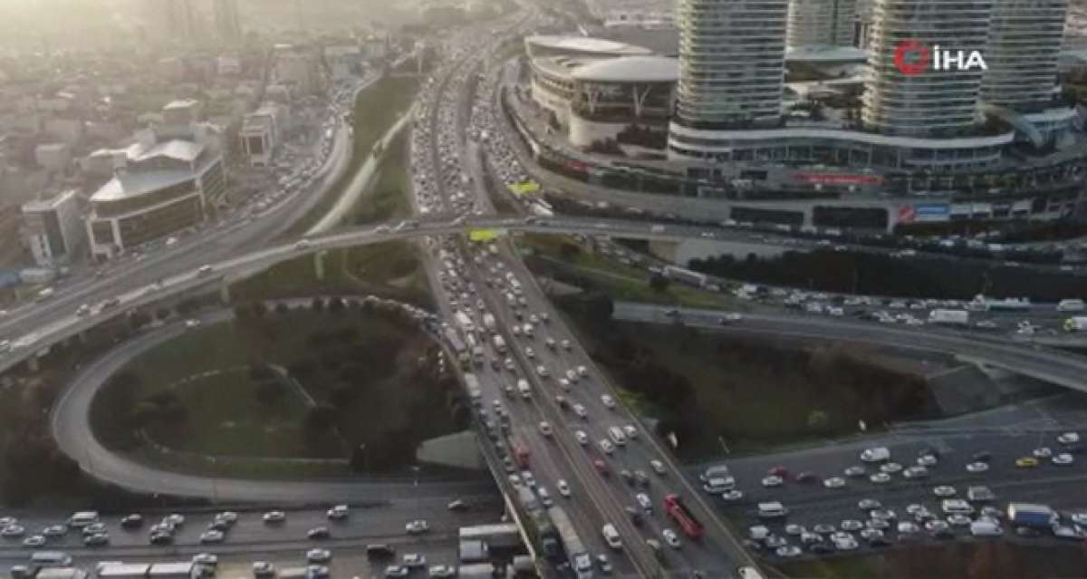 İstanbul'da trafik yoğunluğu drone ile görüntülendi