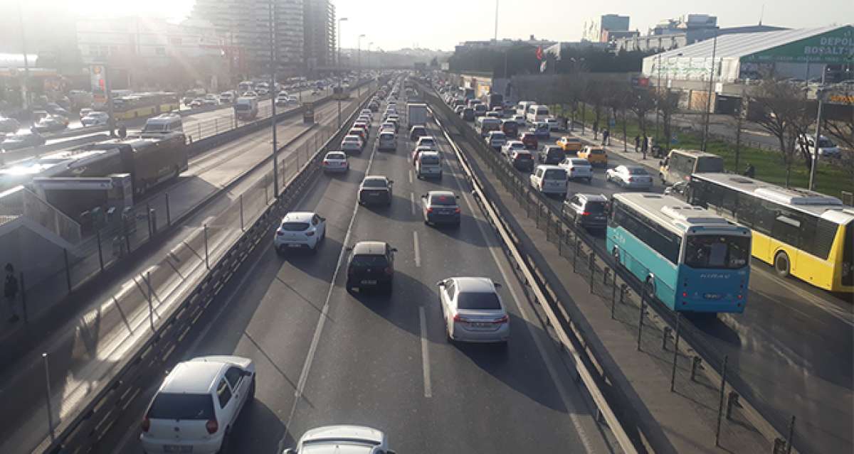 İstanbul'da trafik yoğunluğu yüzde 74 seviyelerine ulaştı