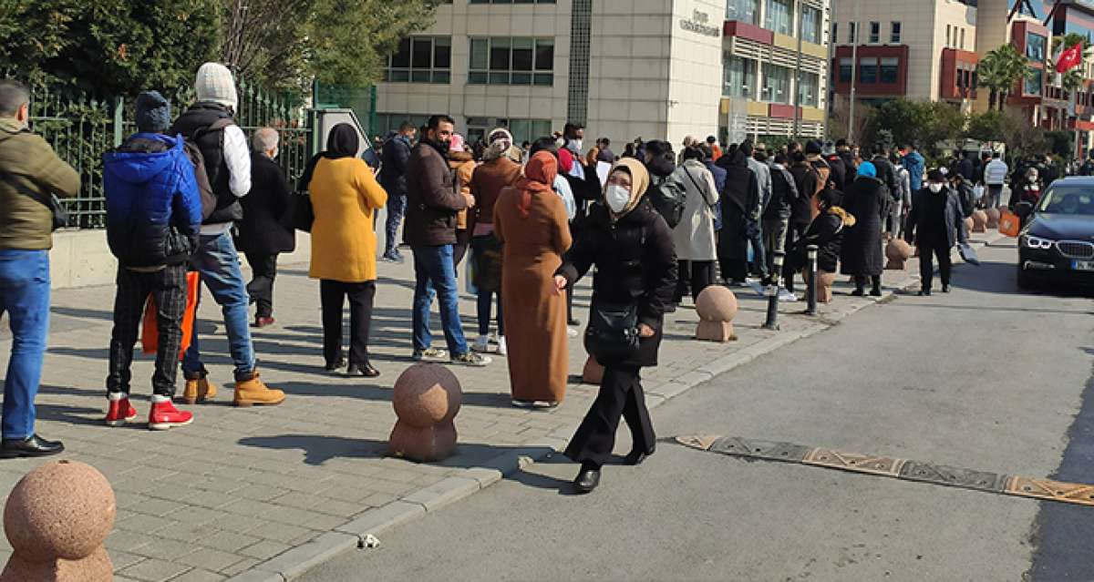 İstanbul'da vergi dairesi önünde uzun kuyruklar