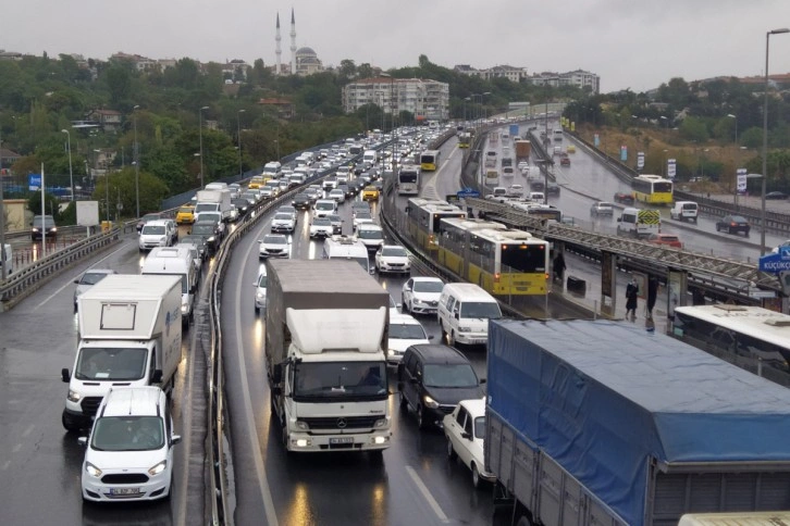 İstanbul'da yağışın etkisiyle trafik yoğunluğu arttı