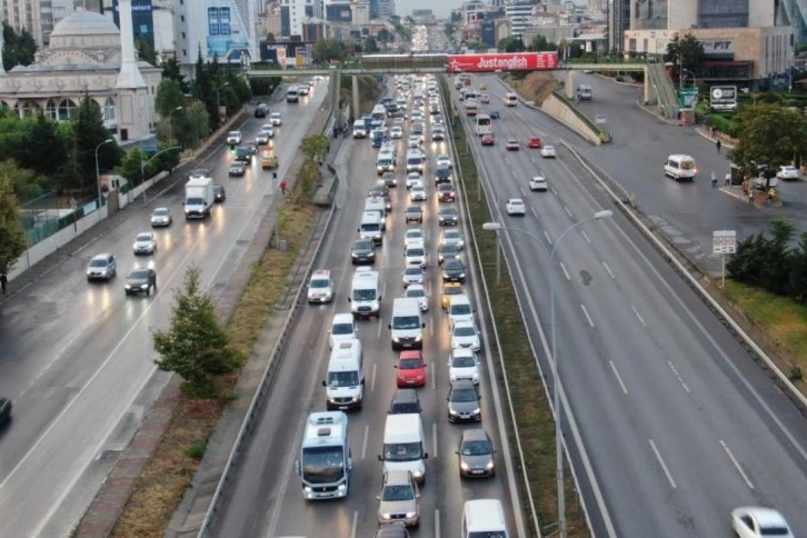 İstanbul’da yağmur başladı, trafik yoğunluğu yüzde 55’i gördü