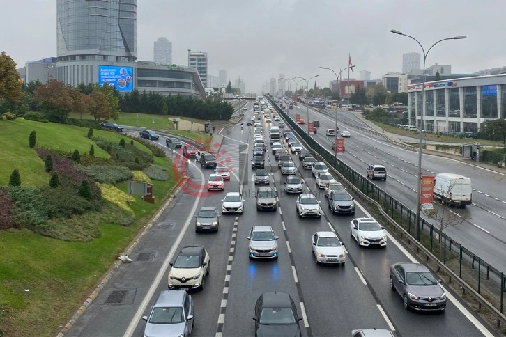 İstanbul'da yağmur nedeniyle trafik yoğunluğu yaşanıyor