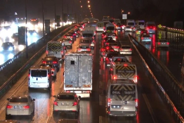 İstanbul’da yağmur trafiği vurdu, yoğunluk yüzde 60’ı gördü