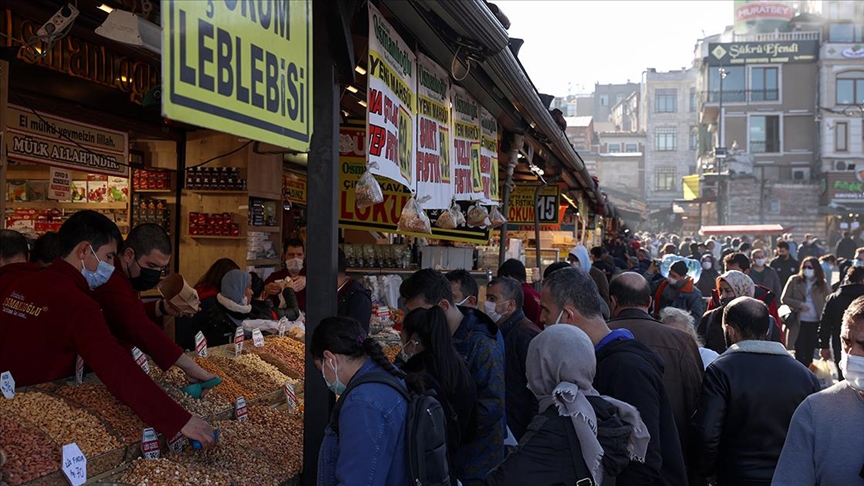 İstanbul'da yılbaşı öncesi alışveriş hareketliliği yaşanıyor