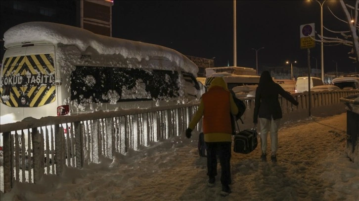 İstanbul'da yolda mahsur kalan 5 bin 57 kişi tahliye edildi