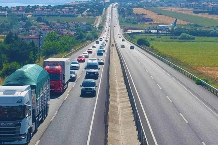 İstanbul’dan gelen günübirlik tatilciler yolları doldurdu