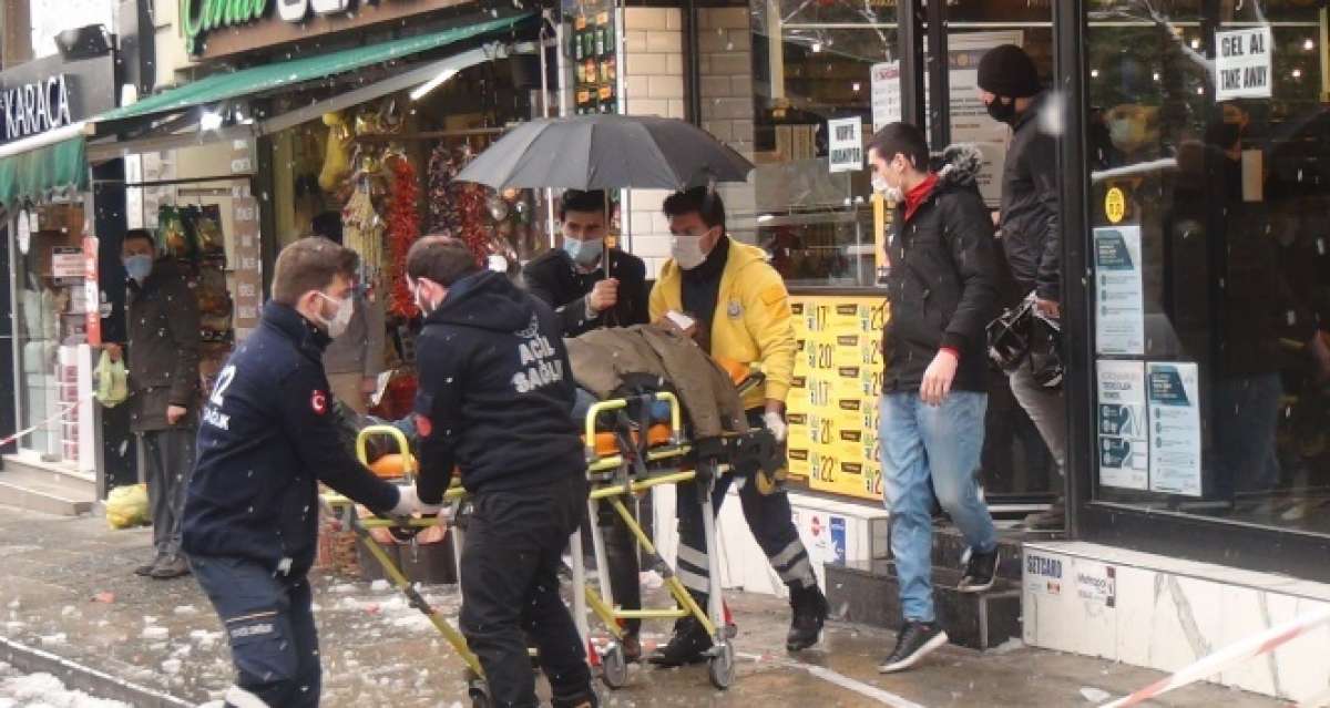 İstanbul'un göbeğinde akıl almaz olay: Turistin başına buz kütlesi düştü