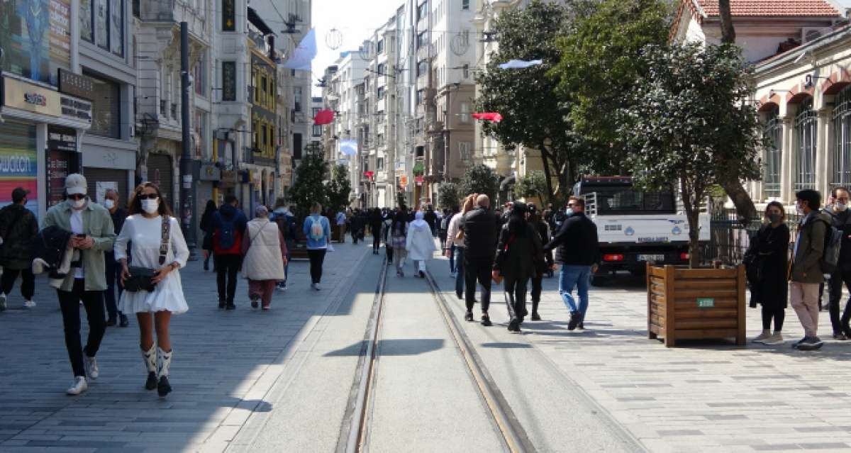 İstiklal Caddesi'ndeki kalabalık kısıtlama sonrası yine aynı