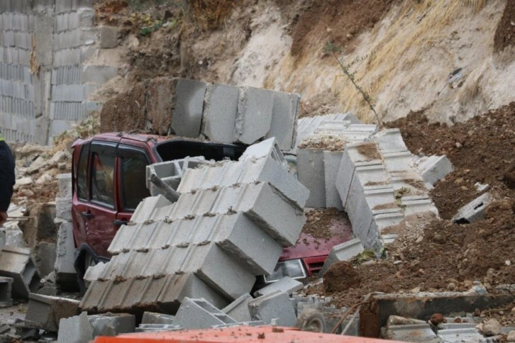 İstinat duvarı çöktü iki araç hurdaya döndü