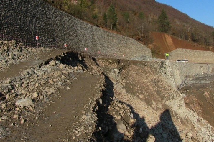 İstinat duvarı çöktü, park halindeki iş makinesi toprak altında kaldı