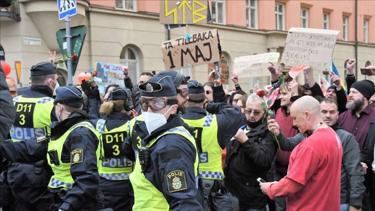 İsveç'te 1 Mayıs'ı bahane ederek Kovid-19 kısıtlamalarını protesto eden gruba polis müdaha