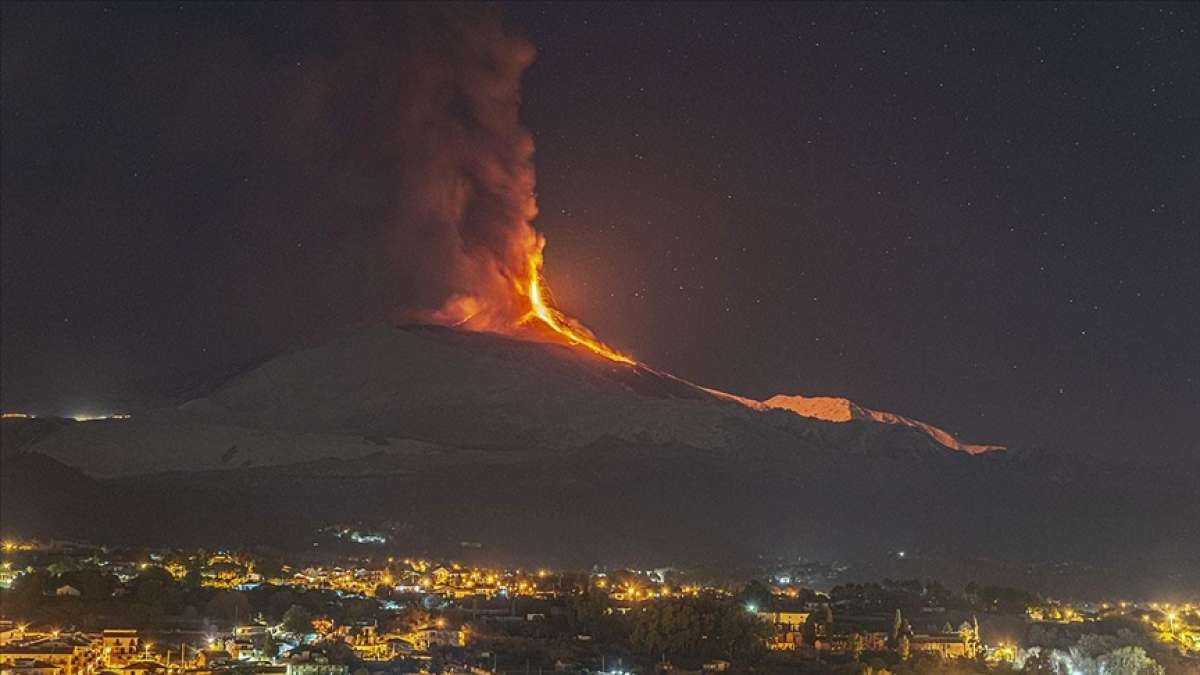 İtalya'da Etna Yanardağı lav ve kül püskürtmeye devam ediyor