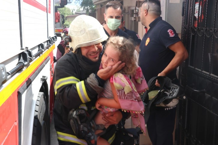 İtfaiye ekibi dumanların arasına dalıp kurtardı, mutluluğun fotoğrafı