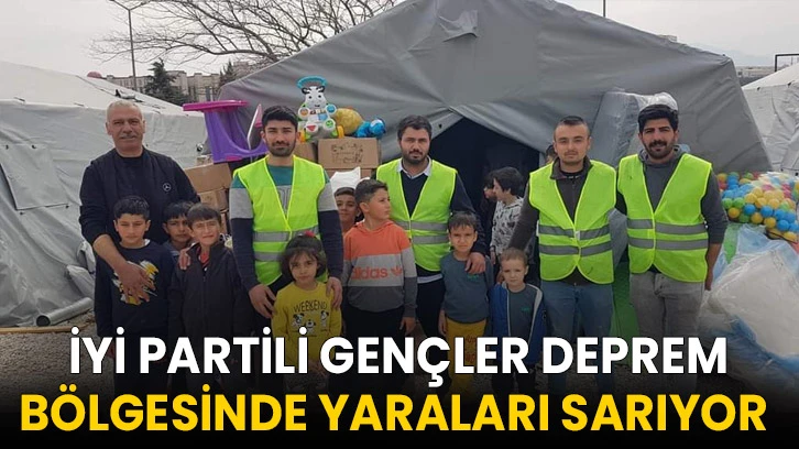 İYİ Partili Gençler Deprem Bölgesinde Yaraları Sarıyor