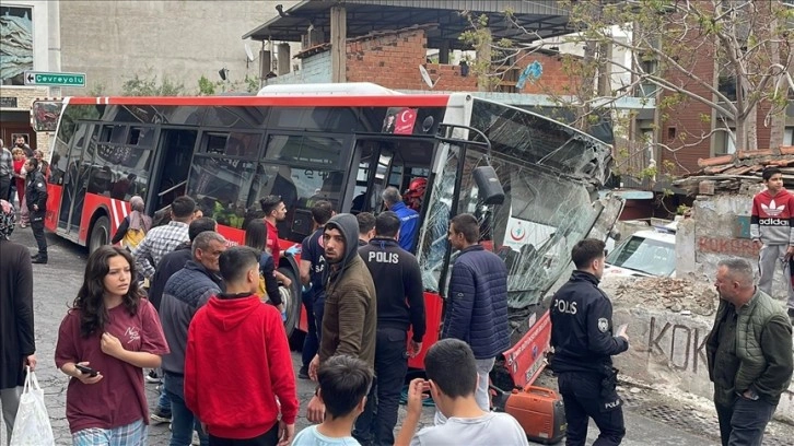 İzmir'de belediye otobüsünün duvara çarpması sonucu 10 kişi yaralandı