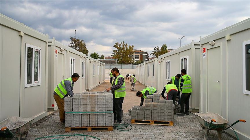 İzmir’de geçici barınma merkezinin kurulum çalışmaları sürüyor