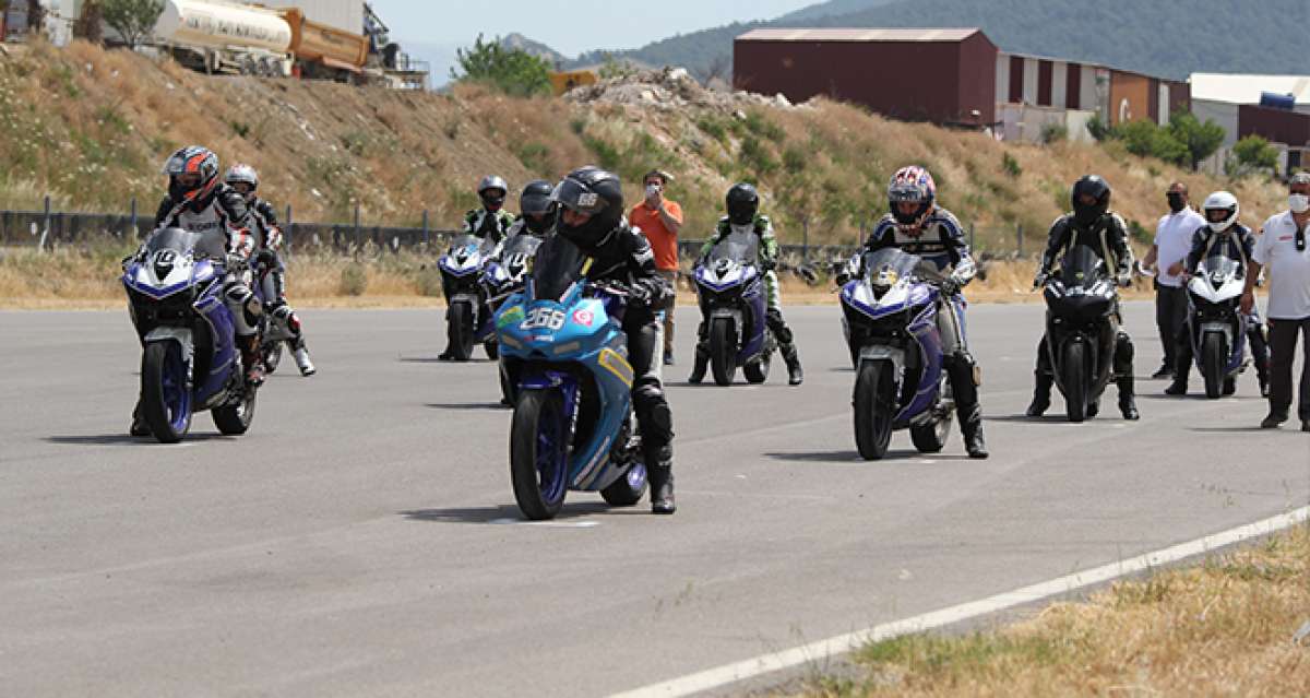 İzmir'de kadın motosikletçiler piste çıktılar, mest ettiler