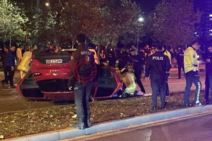 İzmir’de kontrolden çıkan otomobil takla attı: 1 ölü, 1 yaralı