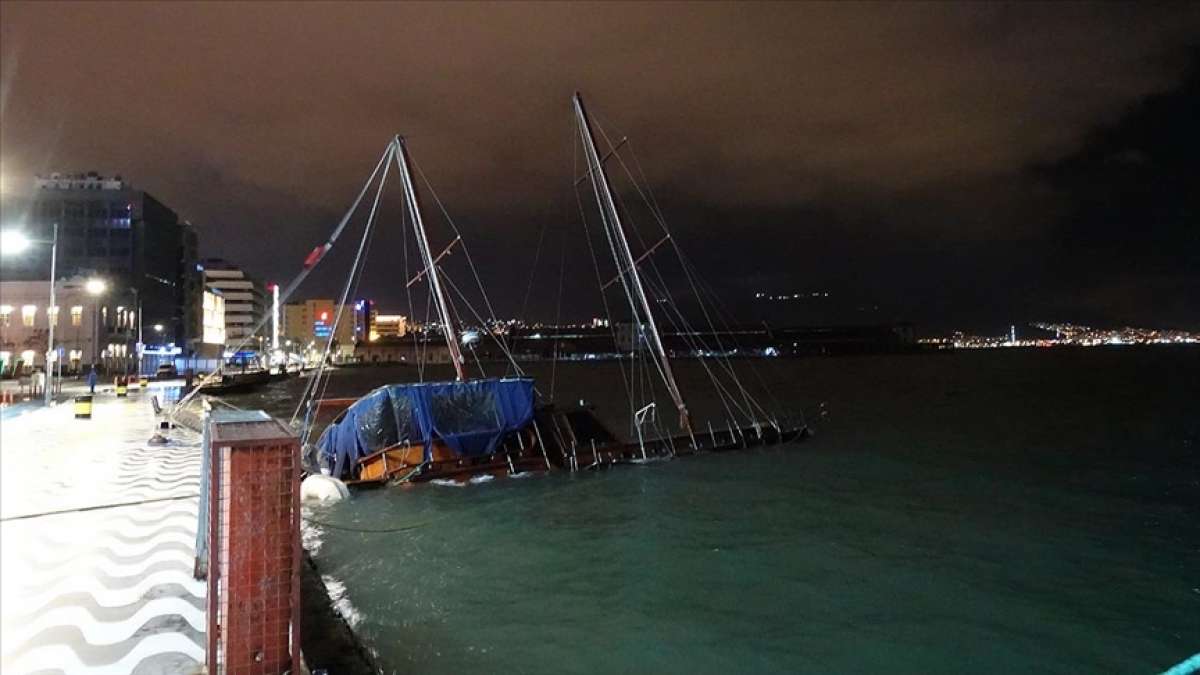 İzmir'de kuvvetli rüzgar etkili oluyor